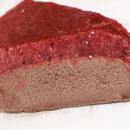 Sjokoladefudge-kake med jordbærtopping