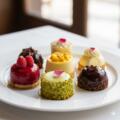 Porsjonskaker i glass: Komplett guide til elegante desserter lag på lag