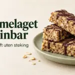 Hjemmelagde proteinbarer med havre og sjokoladestriper på en grønn tallerken, ved siden av teksten «Hjemmelaget proteinbar – Enkel oppskrift uten steking».