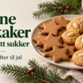 Et fat med stjerneformede pepperkaker, serinakaker og kokosmakroner omgitt av granbar, med teksten «Sunne julekaker uten tilsatt sukker – 7 oppskrifter til jul».